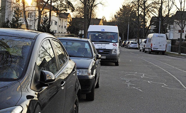 Straenrand gleich Parkplatz - das ist...en Stellen wird&#39;s eng fr den Bus.  | Foto: Sylvia-Karina Jahn