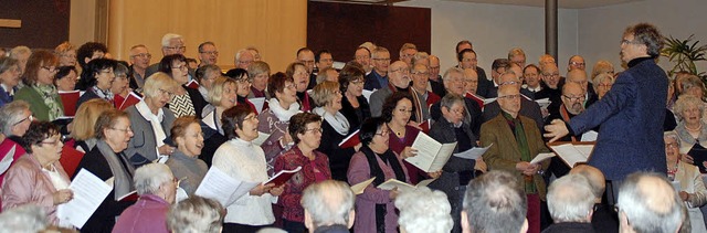 Bezirkskantor Hermann Feist (rechts) d...nen und Snger beim Chorgottesdienst.   | Foto: Barbara Puppe