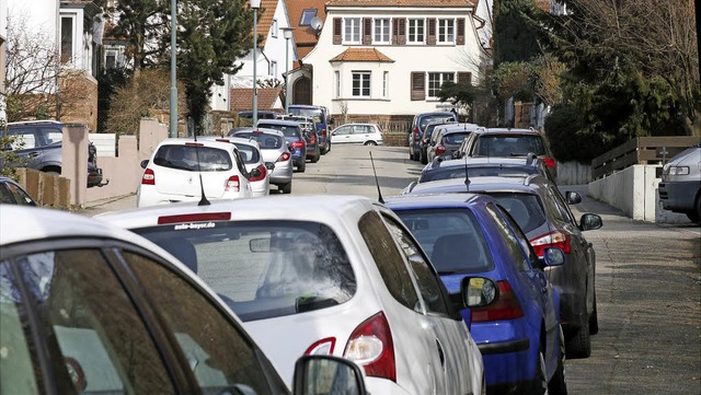 Dienstagmorgen in der Altfelixstrae, geparkt wird auf dem Gehweg.  | Foto: heidi fssel