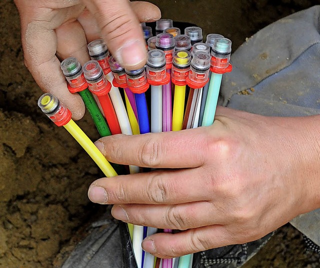 Glasfaserkabel wie diese verlaufen in ...gt. Das Internet wird so schneller.    | Foto: Symbolbild: dpa/Peter Kneffel