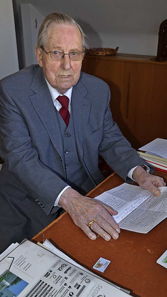 Karl Heinz Pruait sitzt auch mit 90 Jahren noch gerne an seinem Schreibtisch.  | Foto: Roland Vitt