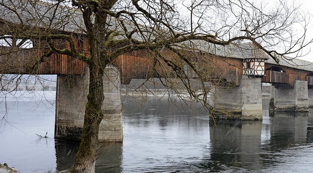 Die Holzbrcke ist eine der Brcken, d...dass es weitere Rheinbrcken braucht.   | Foto: Archivfoto: Konstantin Grlich