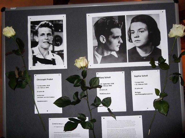 Diese Gedenktafel mit Bildern von Hans...tete die Glubigen am Kircheneingang.   | Foto: Rittner