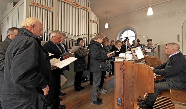 Freudige  Tne entlockte der Dirigent ...taurierten Kirchenorgel in Oberbergen.  | Foto: Herbert Trogus