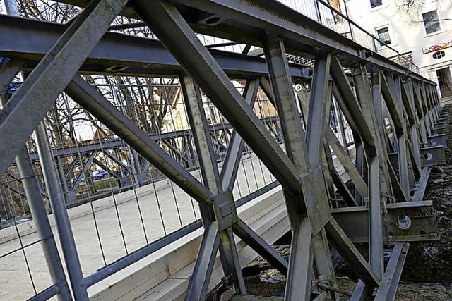 Die Radfahrer mssen auf der Brcke schieben