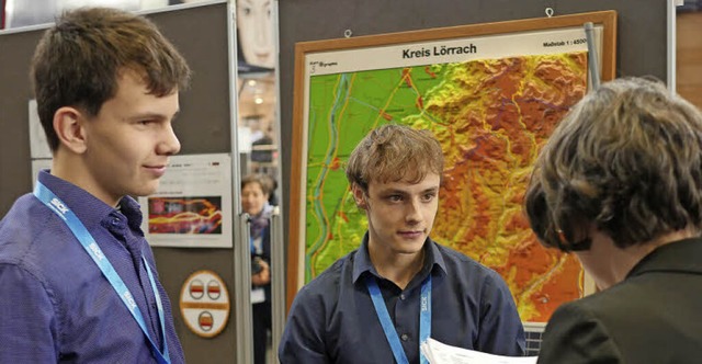 Leander Hartenburg (links) und Leon Kl...&#8222;Jugend forscht&#8220; bewertet.  | Foto: Jrgens/ Hohenfeld