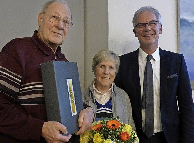 Werner Kstle (links) und  seine Frau ...en von  Brgermeister  Mosbach geehrt.  | Foto: Gallien