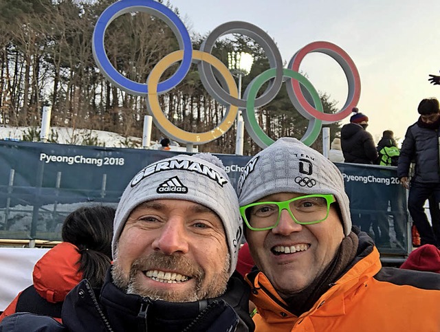 Selfie in Sdkorea: Yusuf Uysal (links...eongchang vor den olympischen Ringen.   | Foto: privat