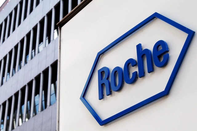 Das Logo des Pharmakonzern Roche steht an einem Gebude des Unternehmens.  | Foto: dpa