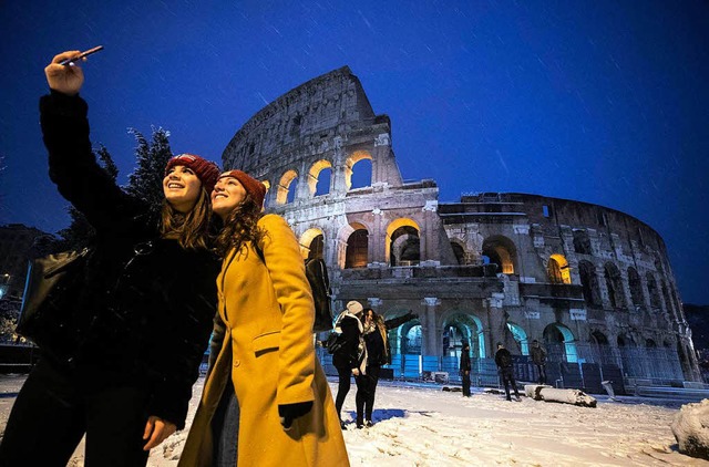 Vor dem Kolosseum in Rom war am Montag... der Winter auch in Neapel angekommen.  | Foto: dpa