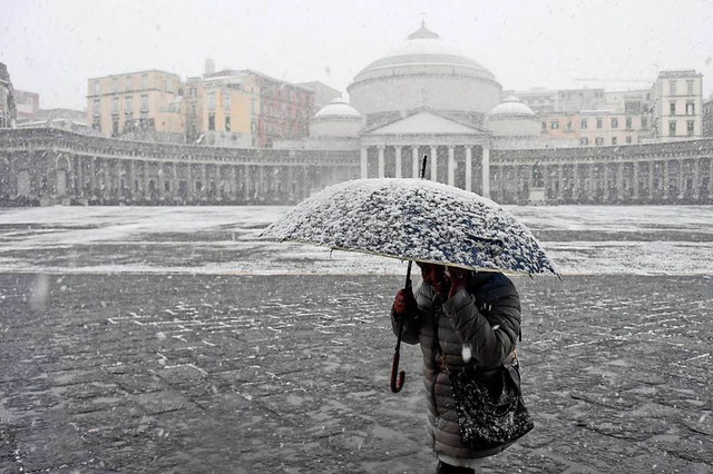 Trbe Stimmung in Italien (Neapel)  | Foto: DPA