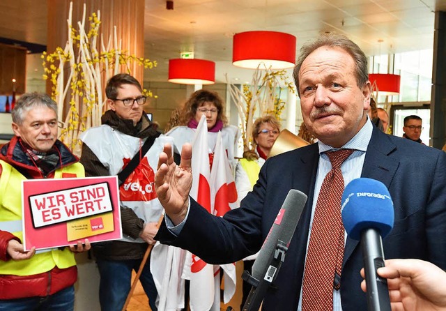 Verdi-Chef Frank Bsirske vor dem Begin...handlungen fr den ffentlichen Dienst  | Foto: dpa