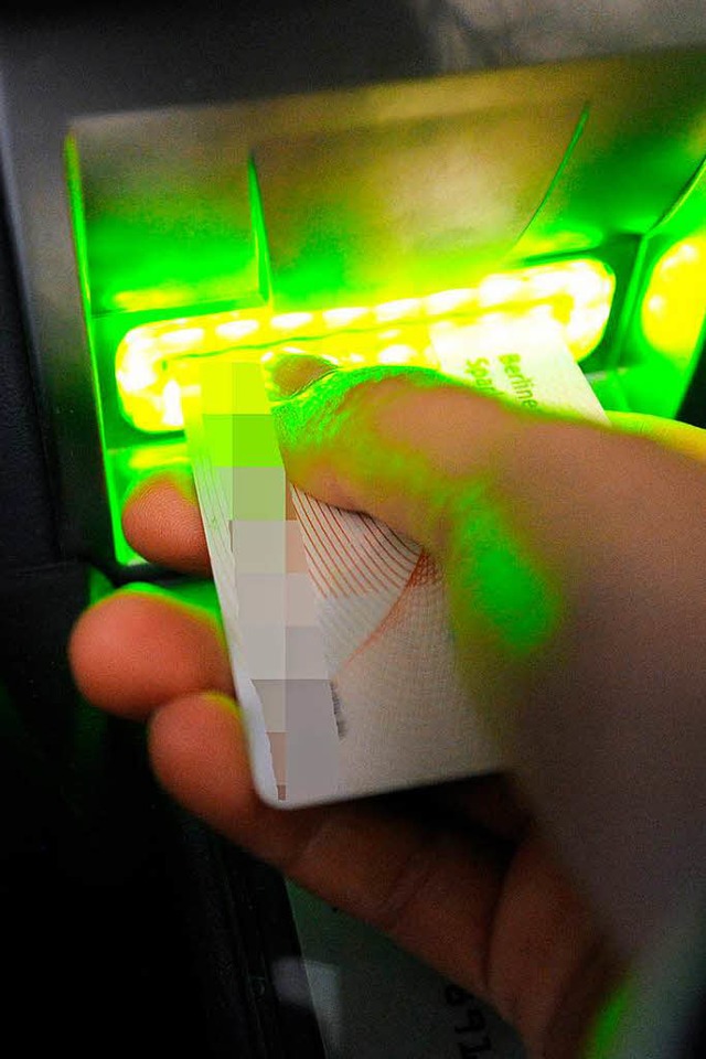 Vor allem aus Sicherheitsgrnden werden Karten am Geldautomaten eingezogen.   | Foto: Symbolfoto: dpa