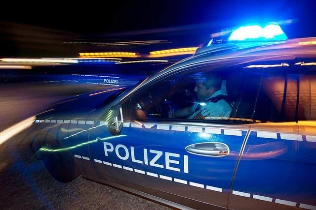 Zeuge gesucht: Betrunkener kollidiert mit Streifenwagen