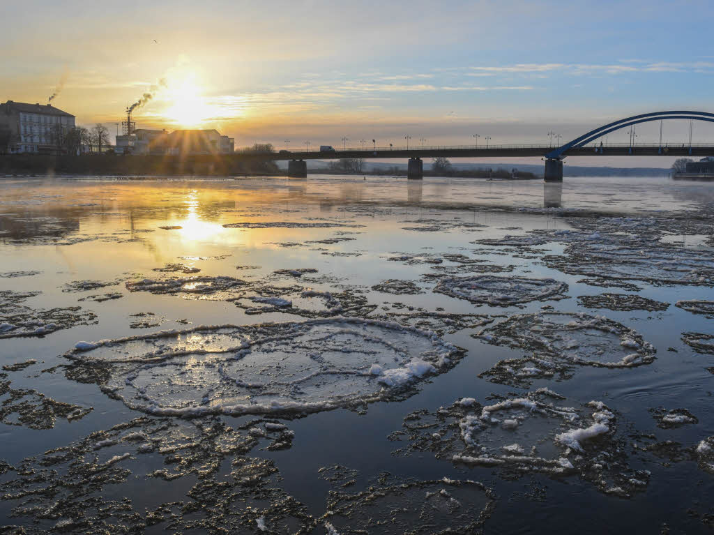 Eisschollen treiben am frhen Morgen auf dem deutsch-polnischen Grenzfluss Oder stromabwrts.