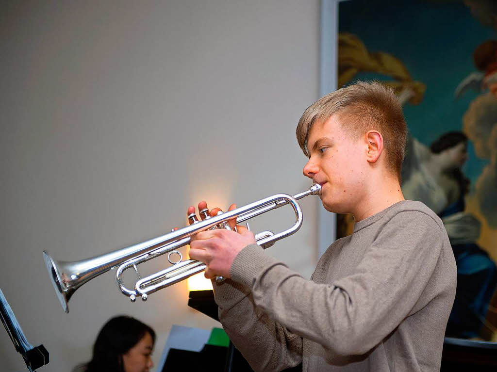 Der 14-jhrige Trompeter Lennart Menze begleitet die Feier.