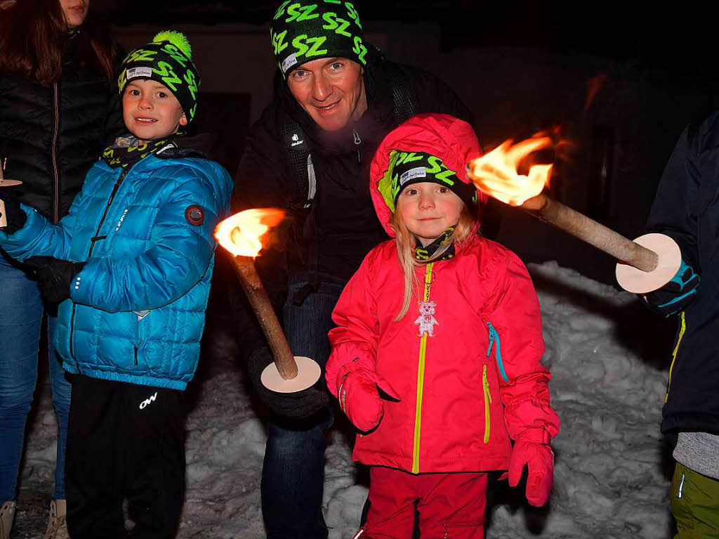Mit Fackeln begren die Kinder der Skizunft Breitnau ihre Olympiahelden.