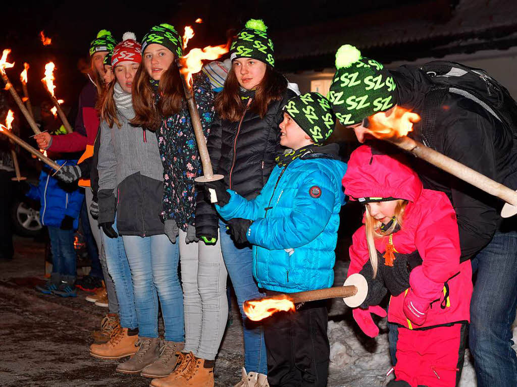 Mit Fackeln begren die Kinder der Skizunft Breitnau ihre Olympiahelden.