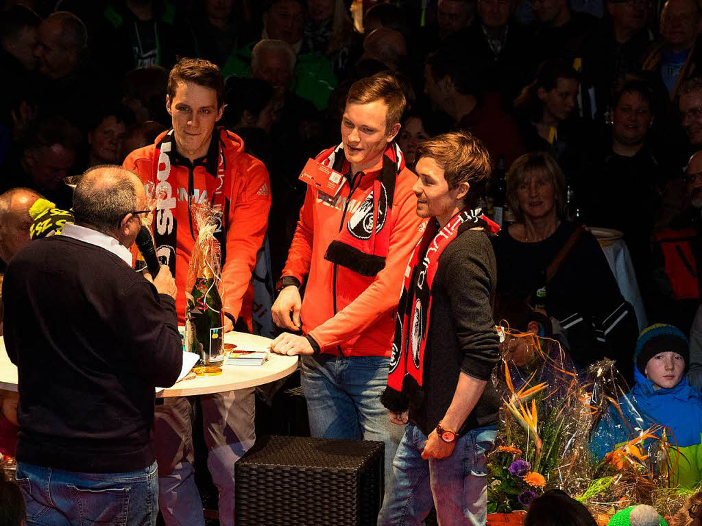 Skizunft-Vorsitzender Franz Lickert beglckwnscht die Olympiahelden.