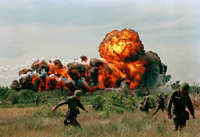 Napalmangriff im Vietnamkrieg 1966.  | Foto: dpa
