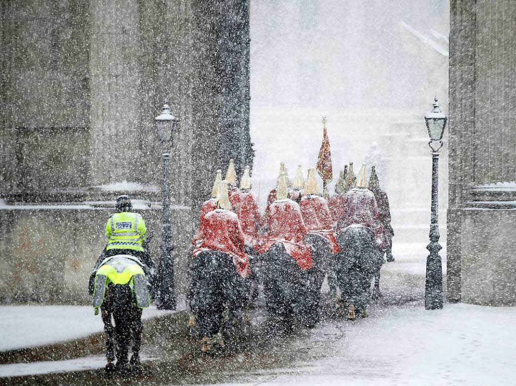 Die Garde-Kavallerie in Grobritannien reitet durch Schneegestber.