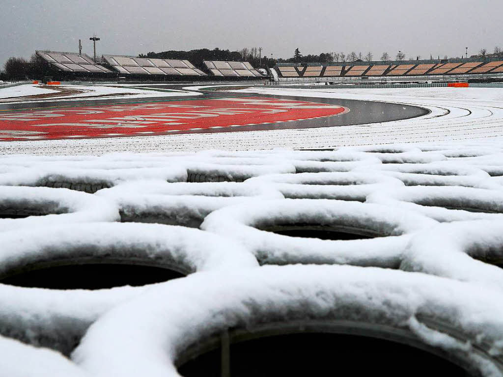 Schnee auf der Rennstrecke Circuit der Formel-1-Testfahrten in Barcelona, Spanien