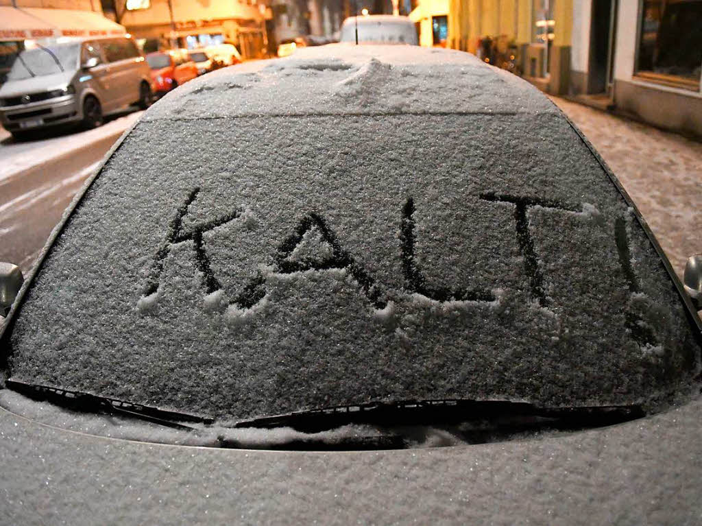 Einem Mnchner ist kalt: Das schrieb jemand in die Schneedecke eines geparkten Autos.