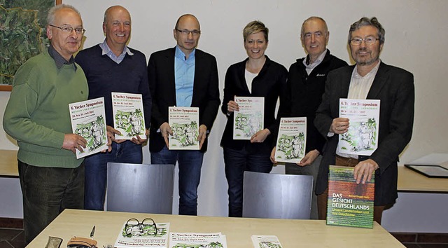 Autoren und sonstige Beteiligte bei de...itz (rechts) vom Regierungsprsidium.   | Foto: Bernd Fackler