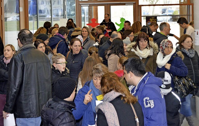 Groes Gedrnge herrschte im Campus nach der Informationsveranstaltung.  | Foto: Horatio Gollin