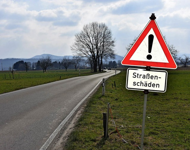 Die Landstrae zwischen Herten und Deg...st seit Jahren in schlechtem Zustand.   | Foto: Heinz Vollmar