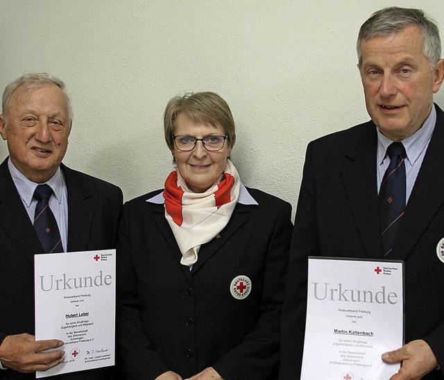 Die Vorsitzende  Ruth Hke ehrte die l...t Leber (links) und Martin Kaltenbach.  | Foto: Knecht