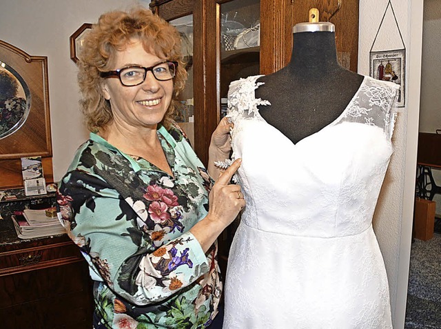 Verfeinerungsarbeiten  an einem Brautkleidmodell   | Foto: EDI