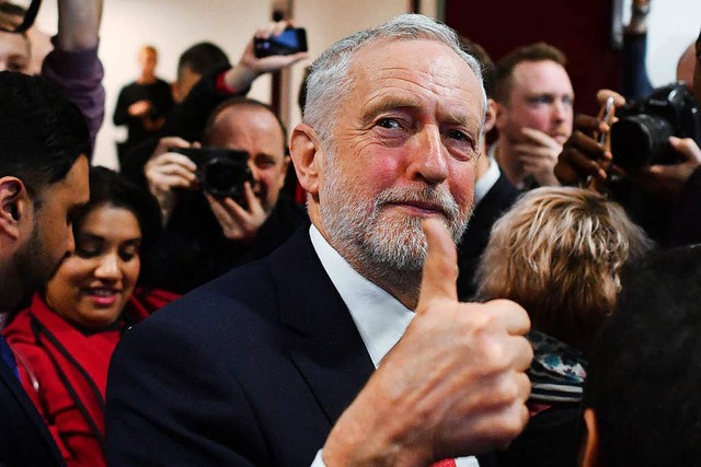 Labour-Chef James Corbyn nach seiner Rede in Coventry  | Foto: Afp