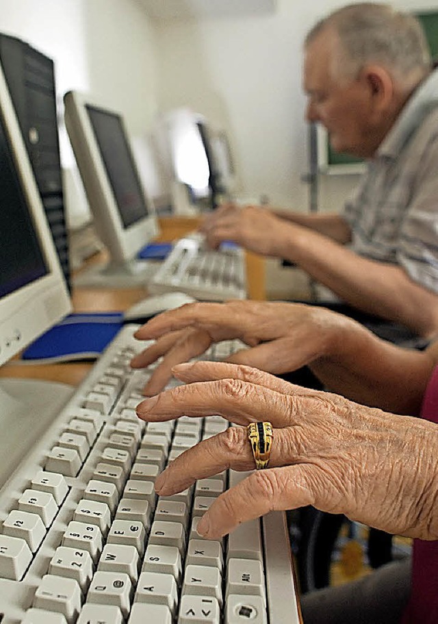 Senioren soll der Zugang zu digitalen Medien erleichtert werden.  | Foto: dpa