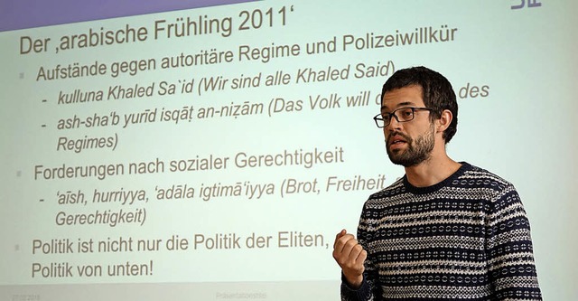 Benjamin Schtze  erzhlt den Schlern...Antiterror-Trainingslager erlebt hat.   | Foto: Katrin Dorfs