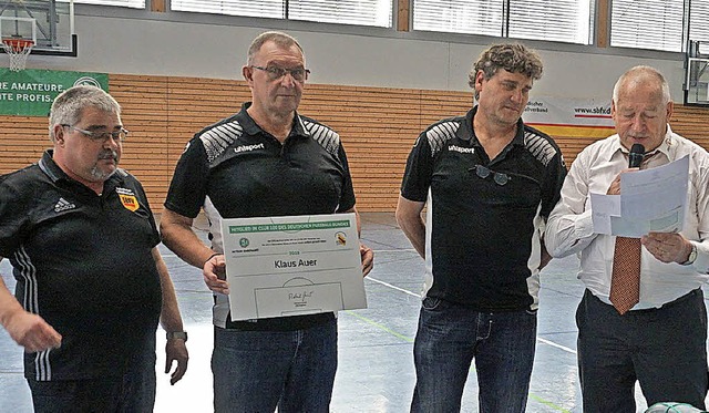 Klaus Auer (Zweiter von links) wurde i...eauftragten des Fuballbezirks, statt.  | Foto: Bchle