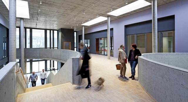 Treppen fhren in die galerieartig geschwungene zweite Ebene des Atriums.   | Foto: Ruf