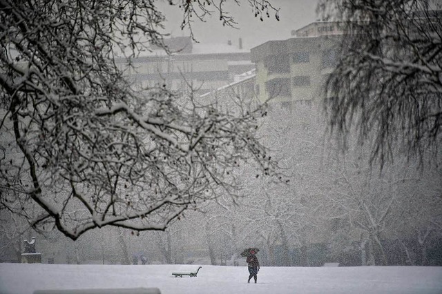 Eine Frau geht durch den verschneiten ...llo&quot; Park im spanischen Pamplona.  | Foto: dpa