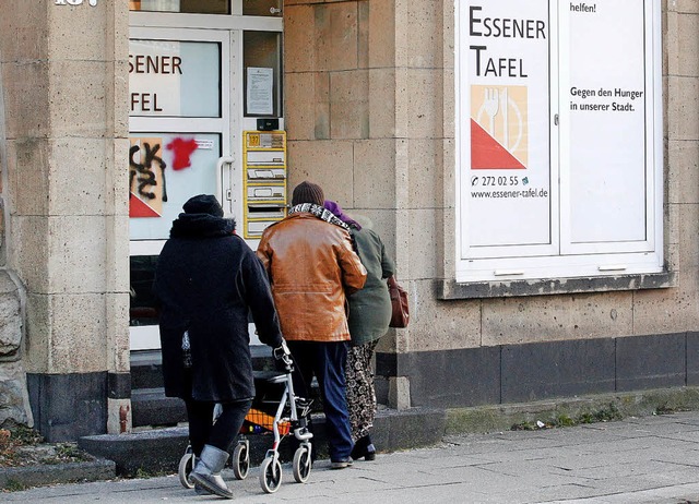 Bedrftige am Mittwoch vor der Essener Tafel   | Foto: dpa