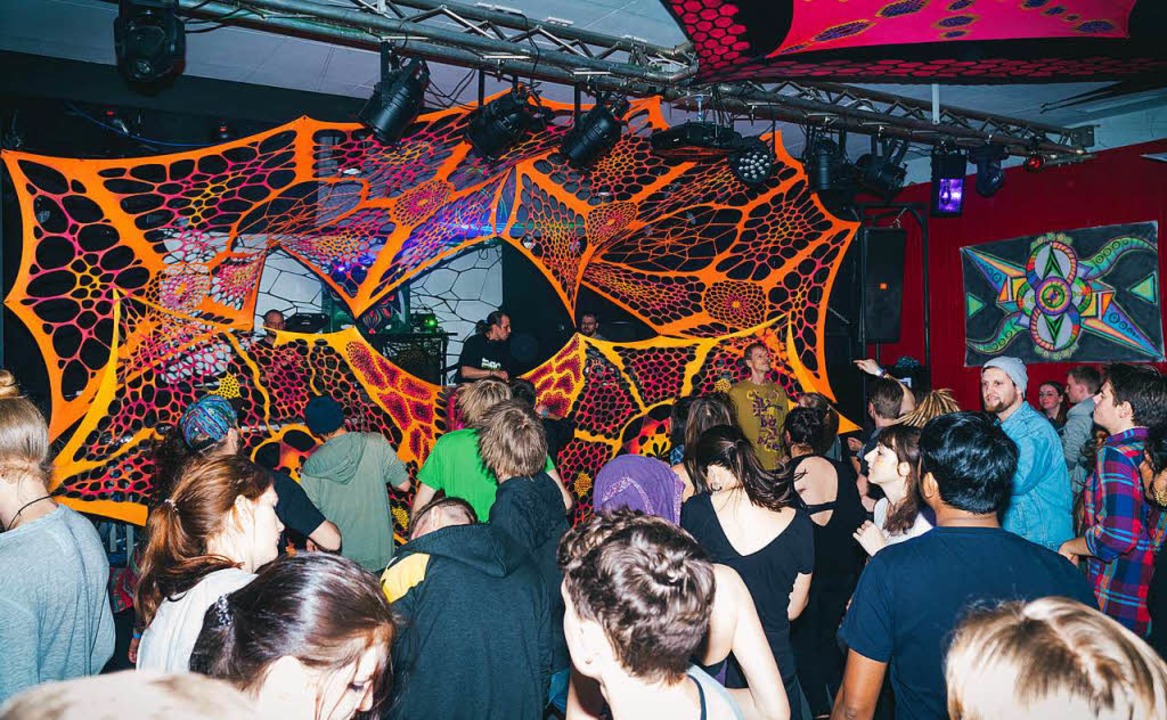 Goa-Party im Waldsee: Am DJ-Pult in der Mitte legt Stefan Greiner auf.  | Foto: Daniel Biehl / Pyunity
