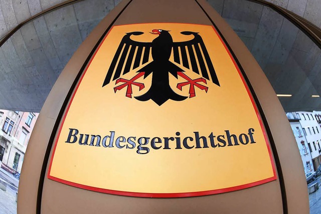 Ein Hinweisschild mit Bundesadler am B...chtshof (BGH) in Karlsruhe aufgenommen  | Foto: dpa