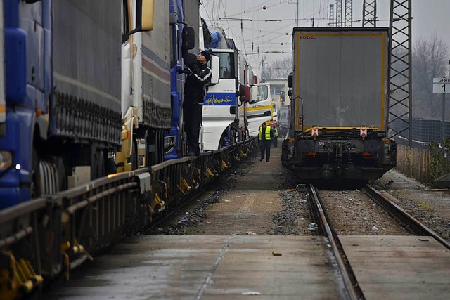 Nicht nur Lkw kommen auf Gterzgen nach Freiburg, sondern auch Flchtlinge.    | Foto: Felix Lieschke