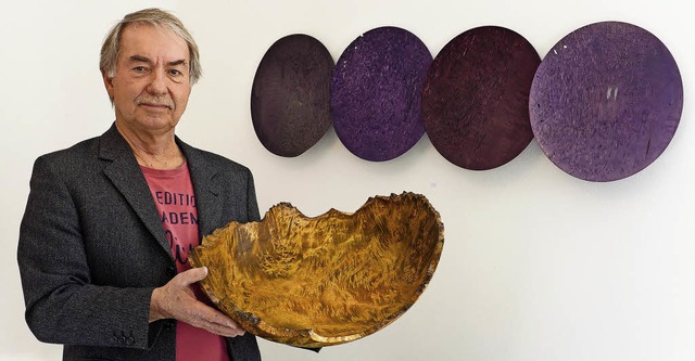 Wolfgang Wawrin mit einer Auswahl seiner Holzobjekte   | Foto: Ute Schler