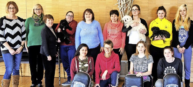 Neun junge Frauen haben von Trainerin ...er (beide  Zonta-Club Bad Sckingen).   | Foto: Herbrig