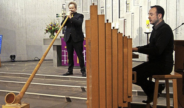 Thomas Crome am Alphorn und Traugott F...ehungskirche und ihrer Heintz-Orgel.    | Foto: Carola Bruhier