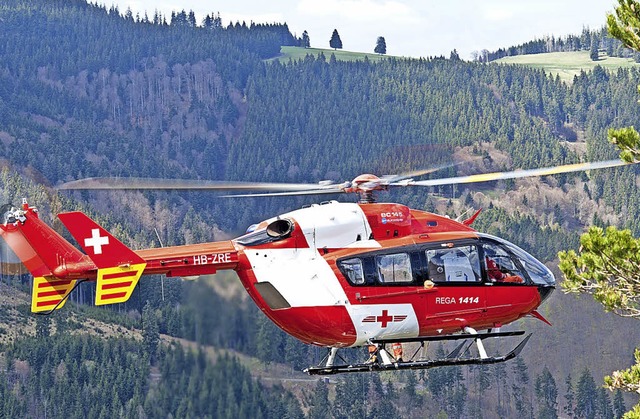 Ein Schweizer Rega-Rettungshelikopter beim Einsatz im Schwarzwald  | Foto: Schweizerische Rettungsflugwacht
