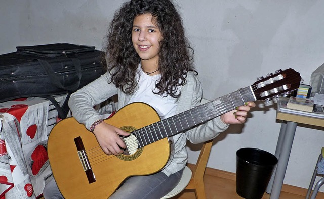 Sara Trabelsi will Gitarre spielen &#8...das wusste sie schon im Kindergarten.   | Foto: Claudia Bachmann-Goronzy