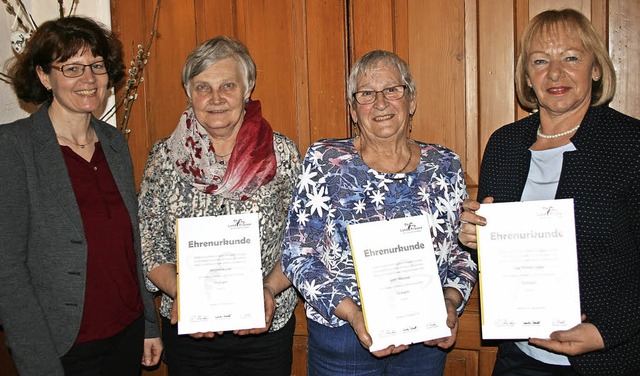 Ernennung dreier neuer Ehrenmitglieder...r, Lore Weidner und Rita Winterhalder.  | Foto: Petra Mann