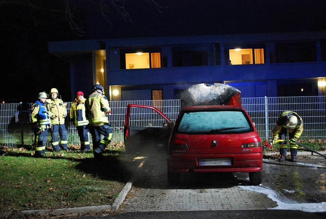 Die Feuerwehr lschte am Donnerstagabend den Brand eines Kleinwagens.  | Foto: Sylvia-Karina Jahn