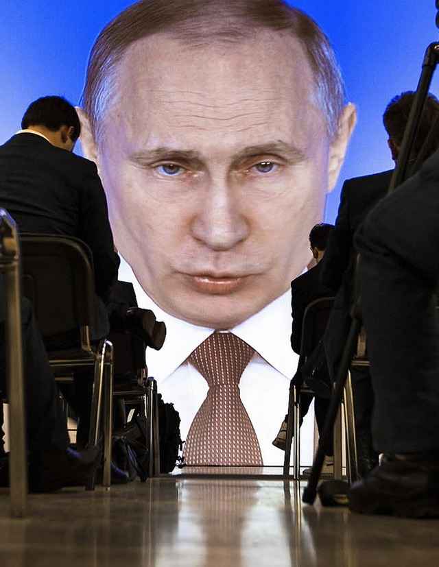 Journalisten verfolgen auf einer Videoleinwand  die Rede Putins.   | Foto: DPA
